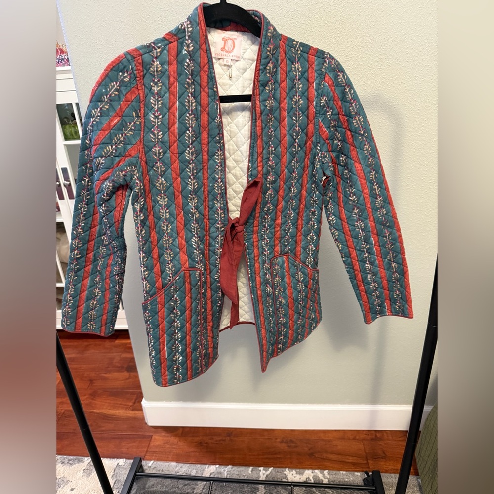 Victoria Dunn women's quilted jacket, size XS, EUC.